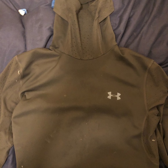 Sports tops in bundle - Picture 2 of 3